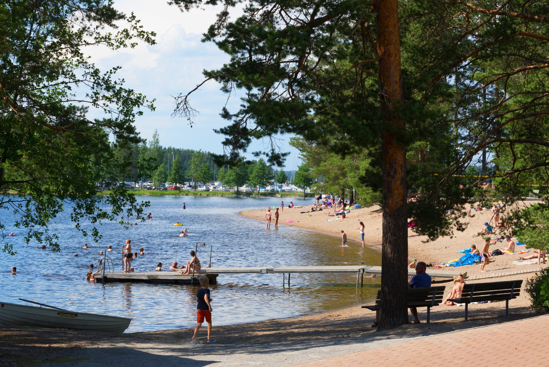 Ihmisiä uimarannalla, people on the beach