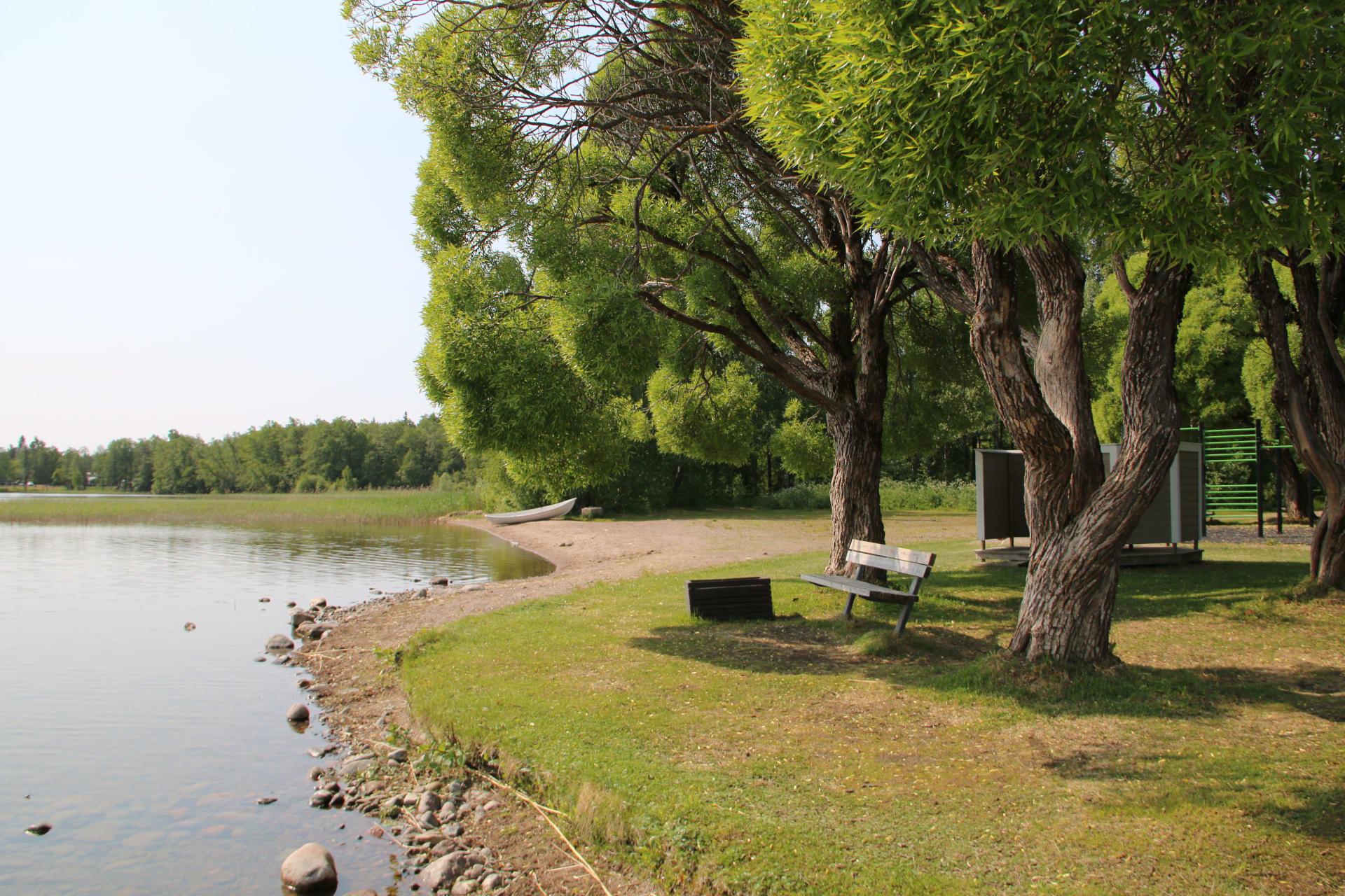 Penkki ja puita rannalla, bench and trees on the Lake shore 