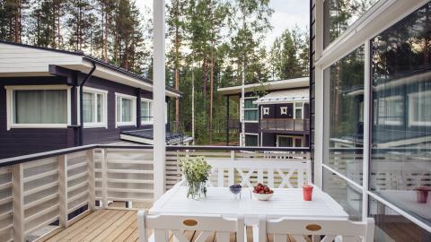 Kuvassa Saimaa Lifen terassia ja mökkejä