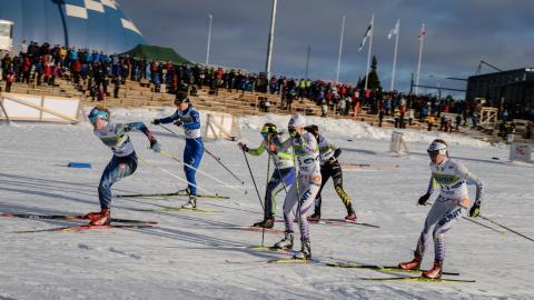 Naishiihtäjiä Imatran Ukonniemen stadionilla Naishiihtäjiä Imatran Ukonniemen stadionilla