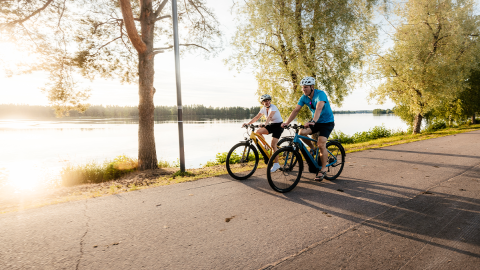 pyöräilijät Imatrankoskella