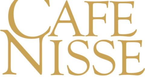 Valkoisella pohjalla kultainen teksti jossa lukee Cafe Nisse