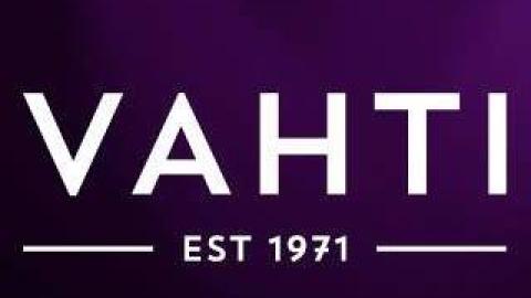 Violetilla taustalla valkoinen teksti Vahti est 1971