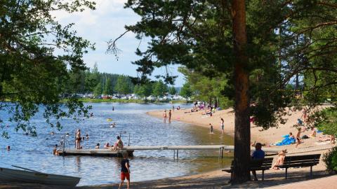 Ihmisiä uimarannalla, people on the beach