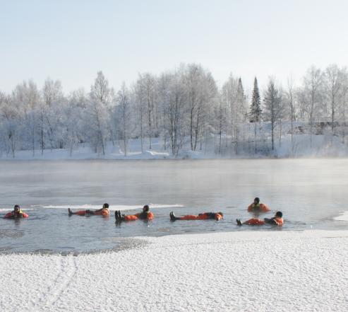 Kellujia jäisessä Vuoksessa