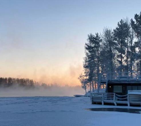 Sulana virtaava joki mahdollistaa saunalauttaristeilyt ympäri vuoden