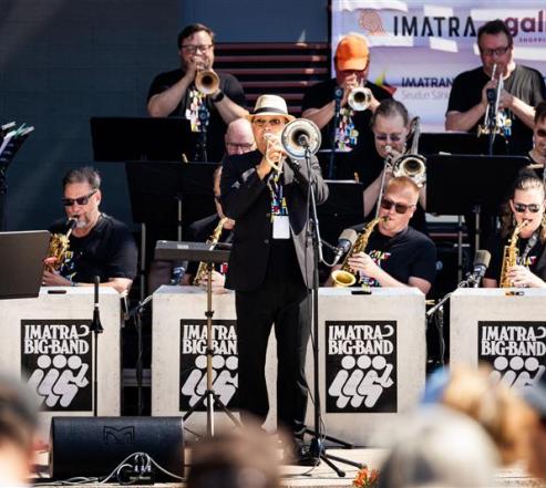 Big Band soittajia Imatran kävelykatu Koskenpartaan lavalla