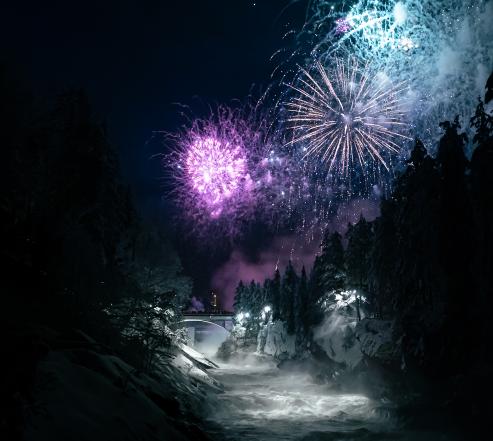 Värikäs ilotulitus Imatrankosken kuohuessa edessä