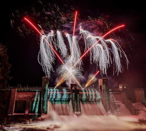 Imatrankoski ja värikäs ilotulitus