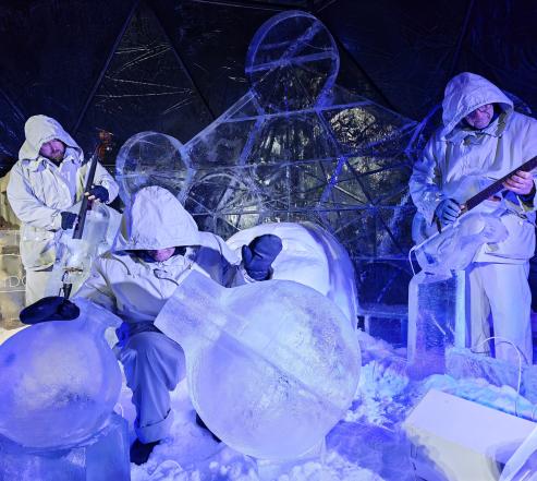 Jäästä veistettyjä soittimia joita valkopukuiset ihmiset soittavat