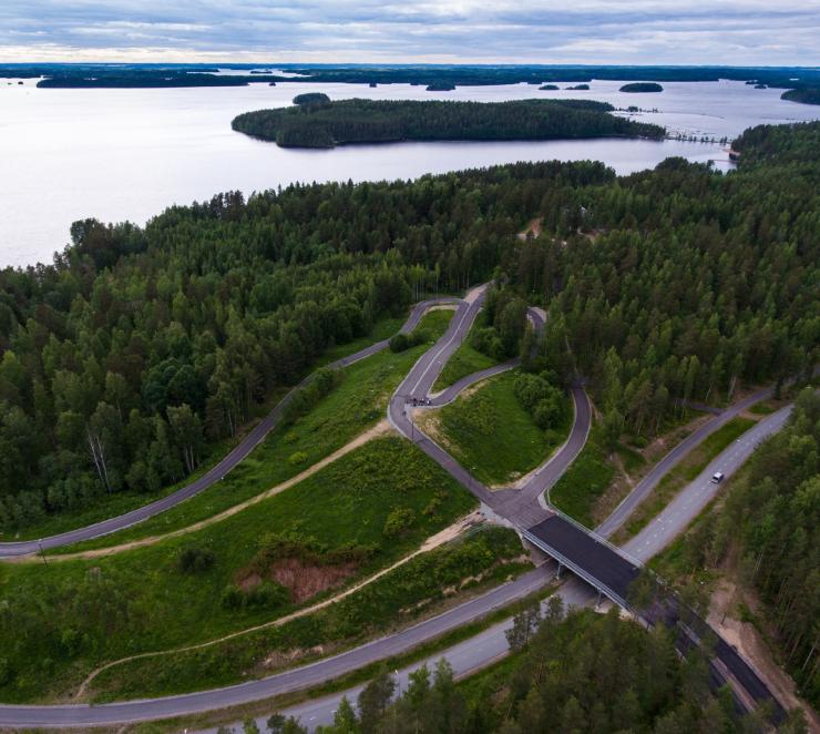 Ilmakuva rullohiihtoradasta Saimaan kera